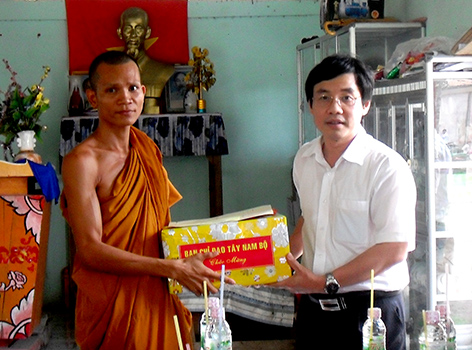 ຄະນະຊີ້ນຳເຂດຕາເວັນຕົກພາກໃຕ້ອວຍພອນບຸນປີໃໝ່ Chol Chnam Thmay ຊາວເຜົ່າຂະແມ ຢູ່ເຮົ້າຢາງ